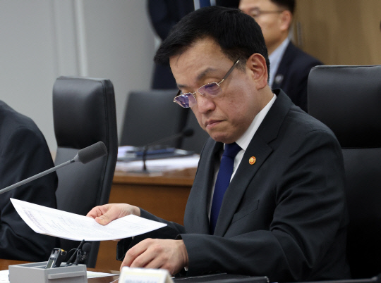 최상목 대통령 권한대행 부총리 겸 기획재정부 장관이 12일 정부세종청사에서 '국정현안관계장관회의 겸 경제관계장관회의 겸 산업경쟁력강화관계장관회의'를 하고 있다.<연합뉴스 사진>